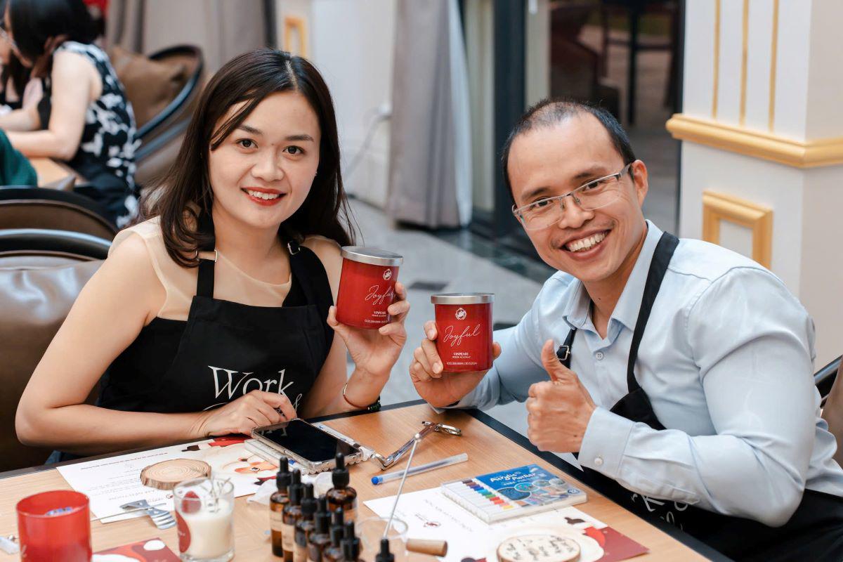 Anh Đào Phú Quốc cùng vợ hào hứng tham gia hoạt động workshop làm bánh được tổ chức tại Vũ Yên&nbsp;