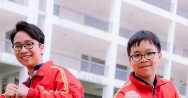 Hiếm có: Mới học lớp 10, hai nam sinh Phú Thọ được đích thân hiệu trưởng Đại học Sư phạm Hà Nội mời nhập học