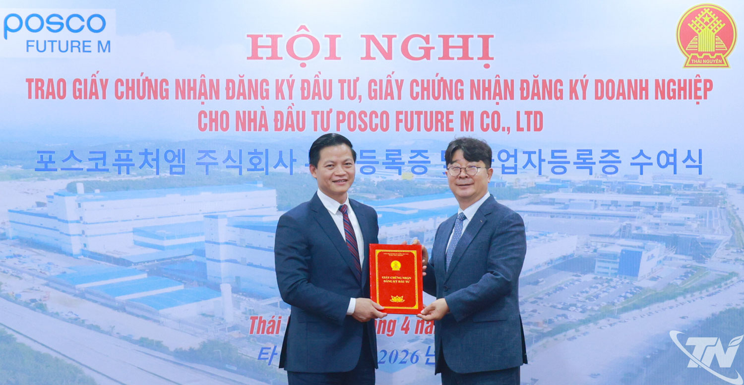 Đại diện UBND tỉnh Thái Nguyên trao Giấy chứng nhận đăng ký đầu tư cho Công ty Posco Future M.