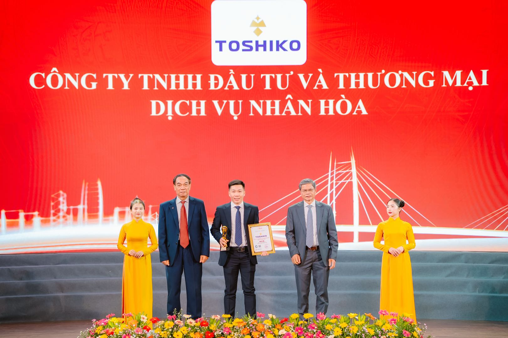 Ông Hà Thế Nhân – Giám đốc Công ty TNHH Đầu tư và Dịch vụ Nhân Hòa nhận giải tại chương trình Vietnam Leading Brands 2026.