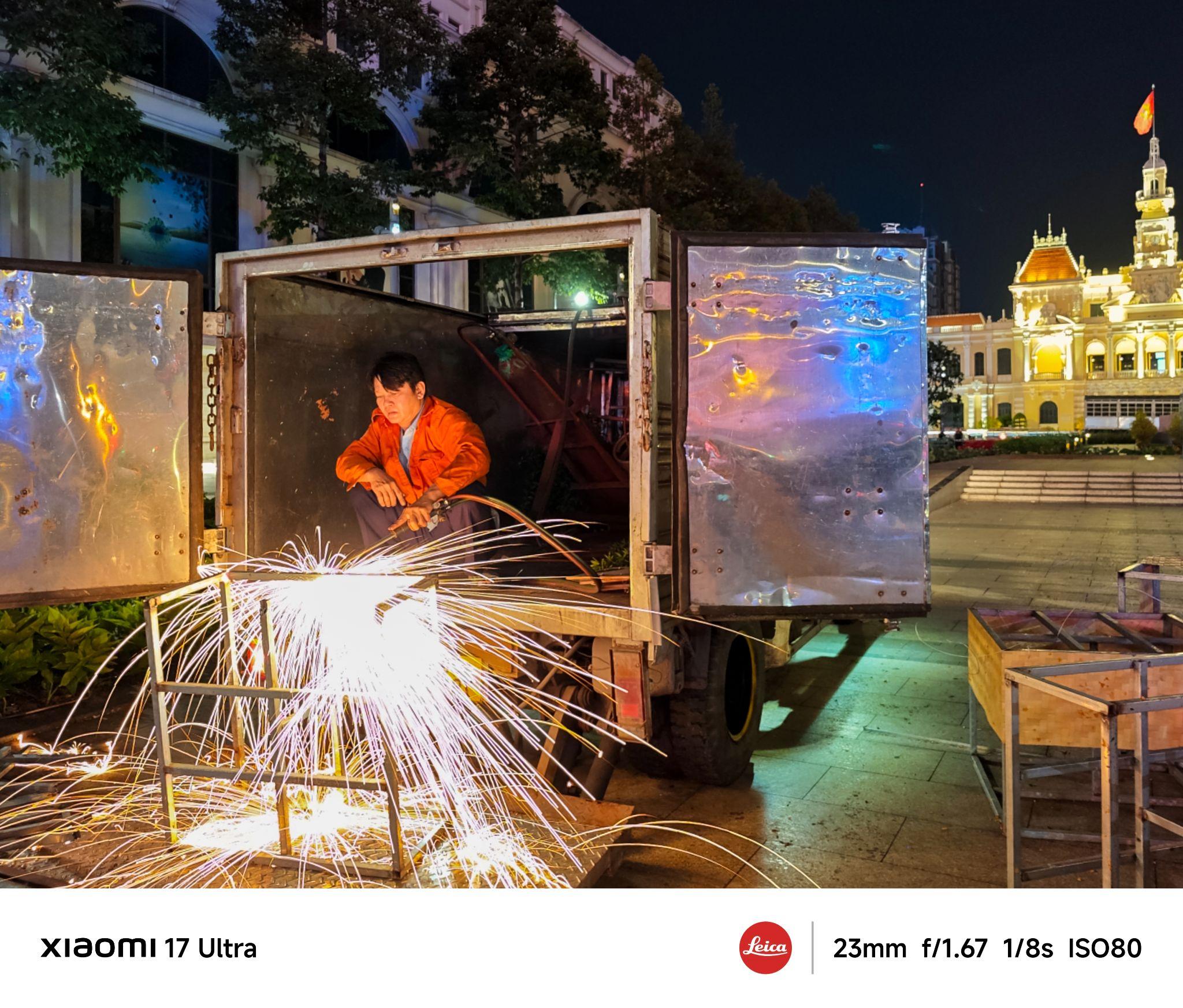 Một vài lát cắt đời sống đêm Sài Gòn, nơi ánh sáng và nhịp sống hòa vào nhau. Ảnh: NAG Hoàng Hải