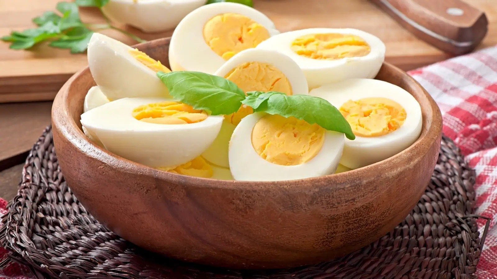 Lòng đỏ hay lòng trắng trứng gà tốt cho xương khớp hơn? - 1