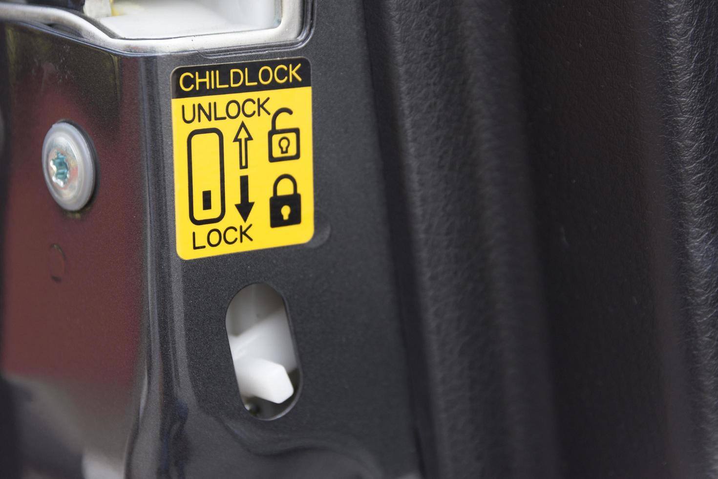 Khóa trẻ em (child lock) thường xuyên được các gia đình sử dụng khi chở trẻ nhỏ trên ô tô.