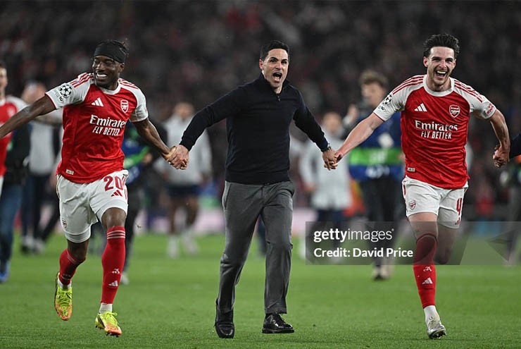 Arteta và các cầu thủ Arsenal&nbsp;ăn mừng cuồng nhiệt sau trận