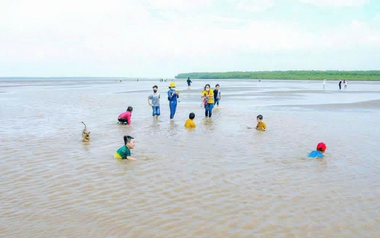 Du khách đến với "hòn ngọc xanh" giữa sông Hậu.