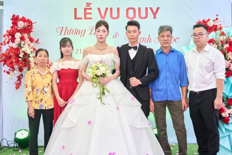 Bố mẹ chồng cũ (áo vàng và áo xanh) lo cho chị Lan một hôn lễ chu toàn&nbsp;