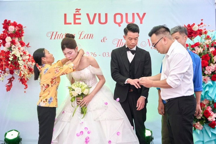 Chị Lan xúc động nhận quà cưới từ bố mẹ chồng và em trai chồng&nbsp;