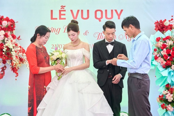 Chị Lan nhận quà cưới từ bố mẹ đẻ&nbsp;