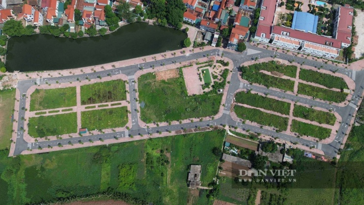 Ngược thời gian về thời điểm tháng 8/2024, khu đất Lòng Khúc từng là tâm điểm chú ý của giới đầu tư bất động sản cả nước. Phiên đấu giá lịch sử diễn ra căng thẳng, kéo dài xuyên đêm với hàng ngàn hồ sơ tham dự. Sự kỳ vọng và dòng tiền đầu cơ đổ về đây lớn đến mức đẩy mức giá trúng đấu giá lên mức "không tưởng" – cao gấp 18 lần so với giá khởi điểm ban đầu.&nbsp;