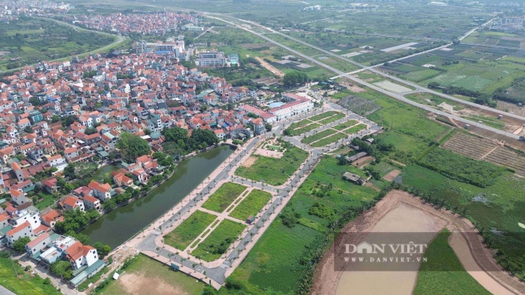 Khu Lòng Khúc, xã Tiền Yên có vị trí phía Đông Bắc giáp đường giao thông (trục thôn Tiền Lệ và trường Mầm non Tiền Yên), phía Nam và phía Đông giáp đất nông nghiệp của xã, phía Tây giáp đất nông nghiệp và hồ nước. Khoảng cách từ trung tâm Hà Nội đến UBND xã Tiền Yên (theo đại lộ Thăng Long) chỉ khoảng 20 km và khu vực đất đấu giá nằm sát đường Vành đai 4.&nbsp;