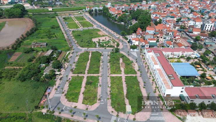 Khu đất đấu giá từng gây sốc ở Hà Nội sau gần 2 năm: Biển quảng cáo mất hút, cỏ mọc lút đầu người - 18