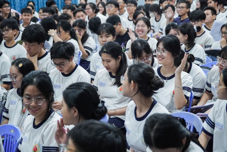 Không khí đặc biệt trong lớp luyện thi miễn phí ở TPHCM - 1