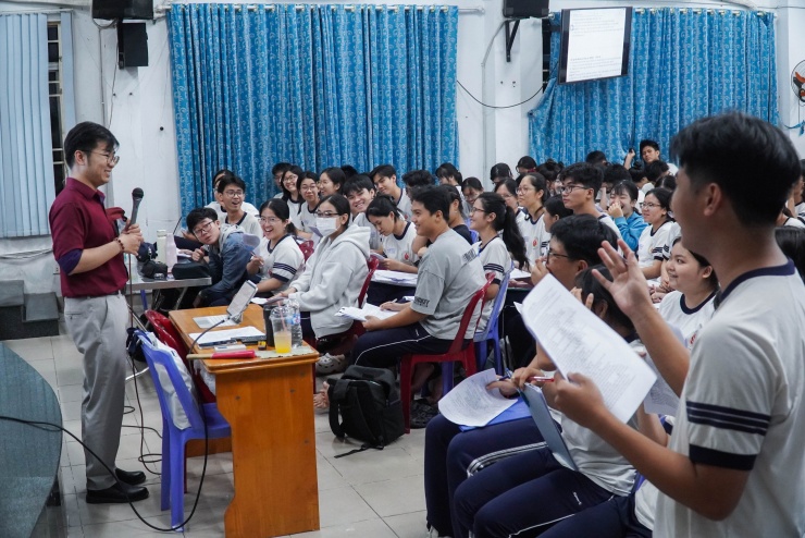 Không khí đặc biệt trong lớp luyện thi miễn phí ở TPHCM - 2