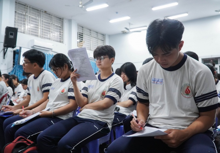 Không khí đặc biệt trong lớp luyện thi miễn phí ở TPHCM - 6