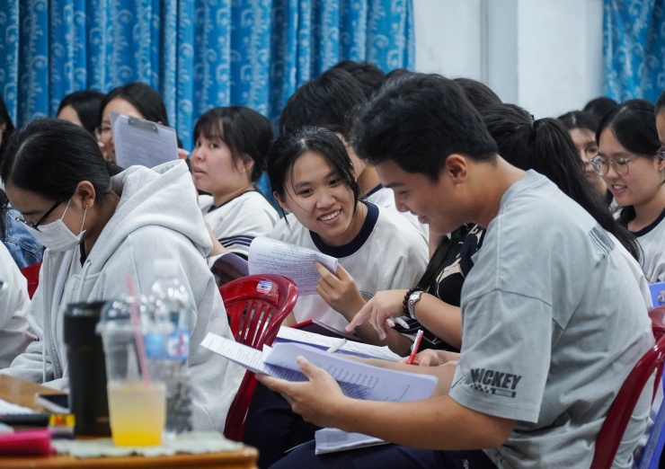 Không khí đặc biệt trong lớp luyện thi miễn phí ở TPHCM - 7