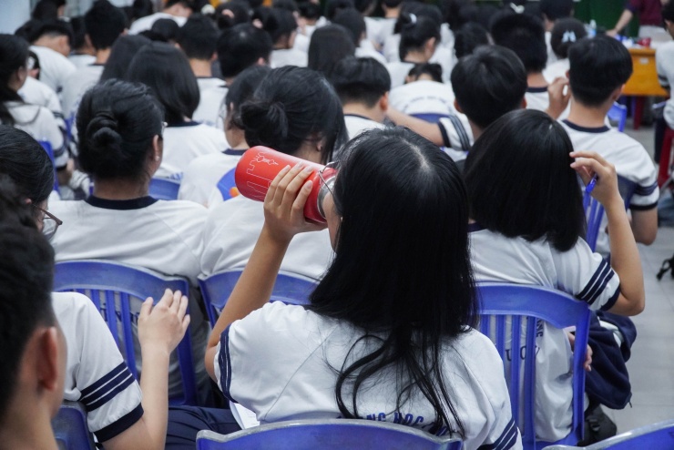 Không khí đặc biệt trong lớp luyện thi miễn phí ở TPHCM - 8