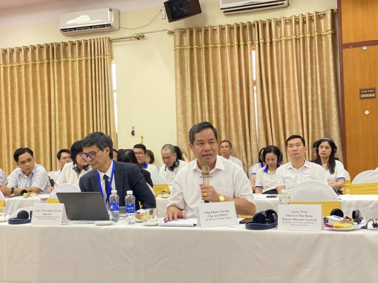 Luật sư Phạm Văn Học, Phó Chủ tịch Hiệp hội Bệnh viện tư nhân Việt Nam (người cầm micro)- Ảnh: Trung tâm Điều phối ghép tạng quốc gia cung cấp