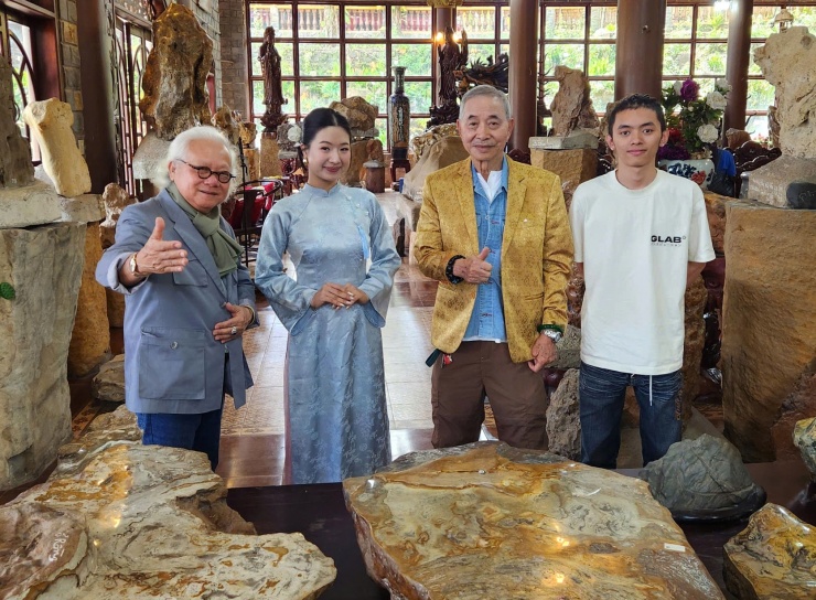 Kỷ lục gia Đinh Công Phương (thứ ba&nbsp;từ trái sang) giới thiệu với du khách về giá trị của từng phiến đá tại&nbsp;bảo tàng. Ảnh: Hồ Lê Huỳnh Nguyễn.