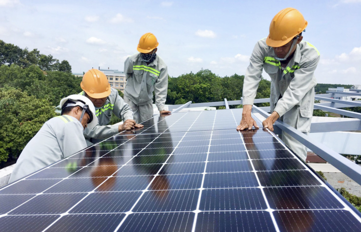 Lắp điện mặt trời mái nhà giúp hóa đơn tiền điện của các hộ gia đình giảm mạnh. Ảnh: Bảo Kiên