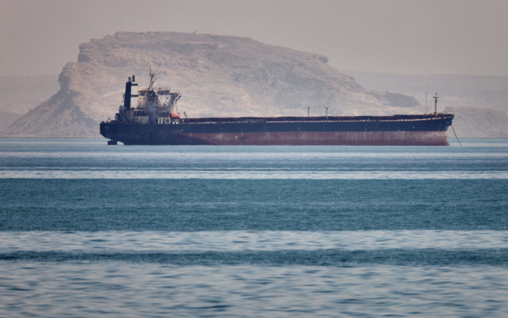 Một tàu chở hàng neo đậu tại eo biển Hormuz ngoài khơi Bandar Abbas - Iran. Ảnh: AP