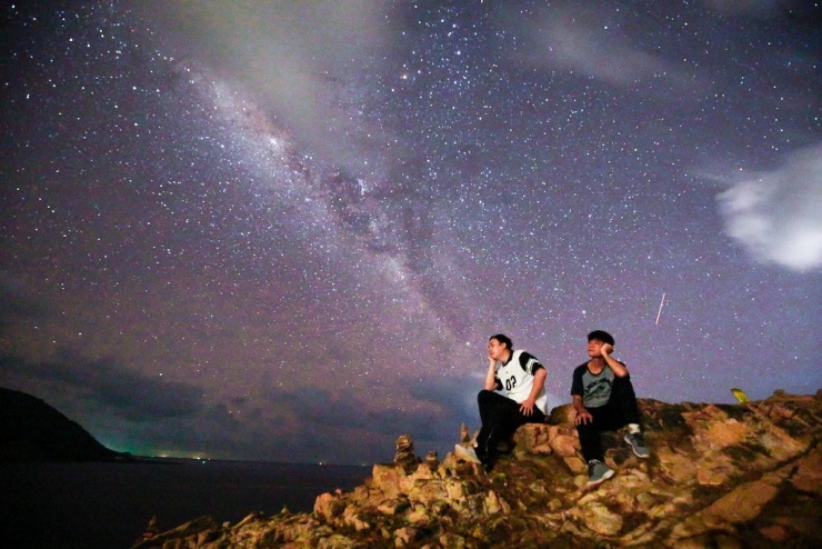 Anh Tuấn tập trung từ rạng sáng để săn Milky Way tại các bãi biển vắng.