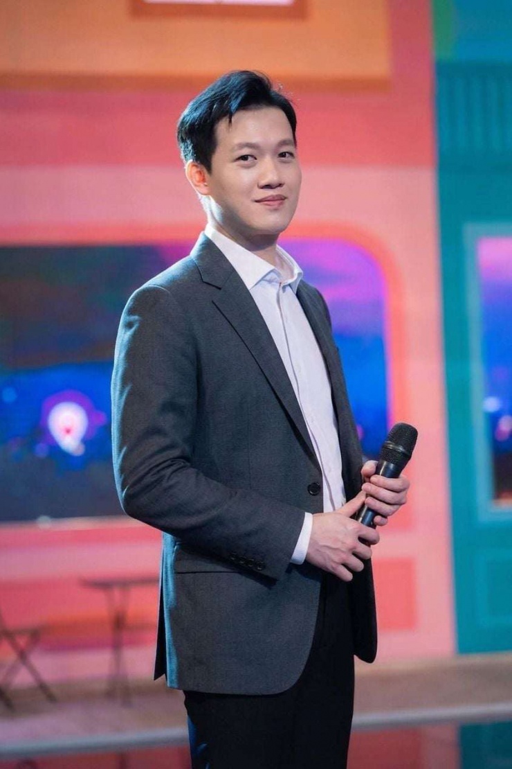MC Trần Ngọc là gương mặt dẫn quen thuộc của VTV, hiện đang làm bố của hai con nhỏ. Ảnh: FBNV
