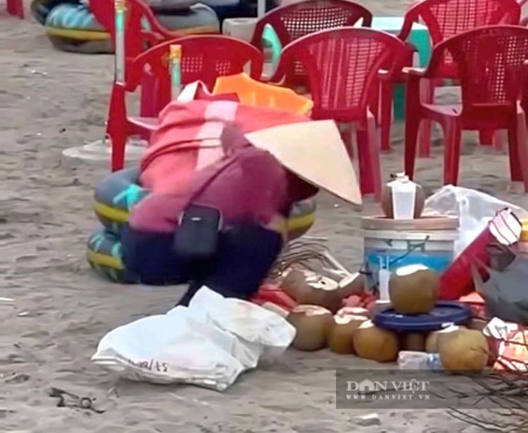 Hình ảnh người phụ nữ gom nước dừa thừa bán cho khách tại biển Thịnh Long (xã Hải Thịnh, tỉnh Ninh Bình). Ảnh: Cắt từ clip