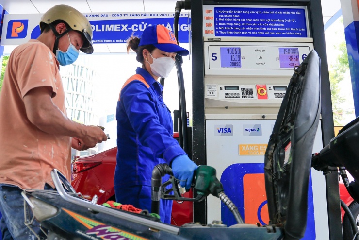 Giá xăng dầu ở Việt Nam đang thấp hơn so với một số nước. Ảnh: Hoàng Hà