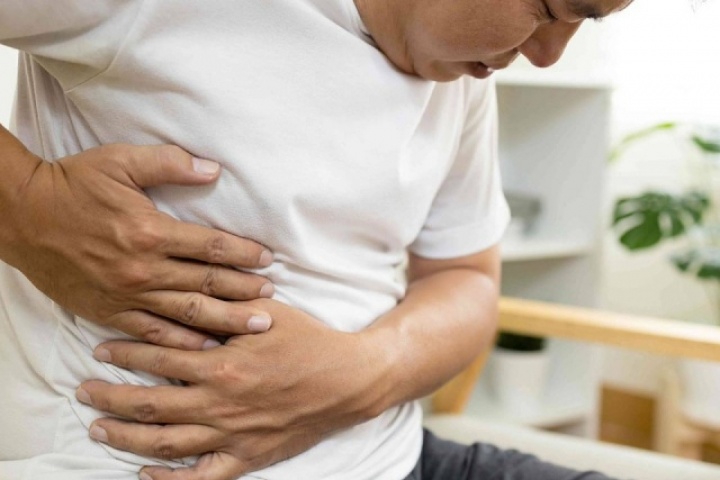 Không phải uống rượu, hai việc làm buổi sáng này ở nam giới đang hại gan