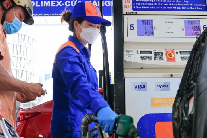 Giá dầu giảm lần thứ 6, xăng Việt Nam rẻ hơn Thái Lan hơn 10.000 đồng/lít