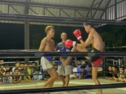 Con trai đánh nhau ngoài đường, 2 bà mẹ mở võ đài muay Thái giải quyết 'ân oán'