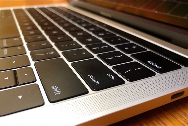 Bàn phím kiểu cánh bướm xuất hiện trên MacBook trong giai đoạn từ 2015 đến 2019.