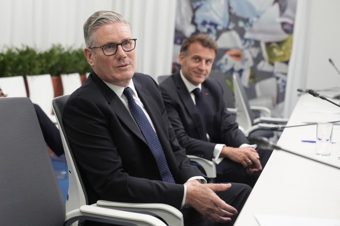 Thủ tướng Anh Keir Starmer (trái) và Tổng thống Pháp Emmanuel Macron tại hội nghị thượng đỉnh Cộng đồng Chính trị châu Âu ở Yerevan, Armenia ngày 4/5. Ảnh: AFP