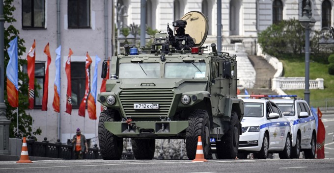 Nga dọa trả đũa Ukraine, cảnh báo phái đoàn ngoại giao sơ tán khỏi Kiev - 1