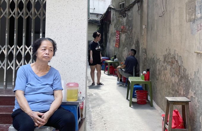 Bà Hạnh ngồi đón khách sau khi chuyển quán bún riêu từ vỉa hè vào ngõ tại phố Hàng Cháo, phường Ô Chợ Dừa, ngày 5/5. Ảnh: Quỳnh Dương