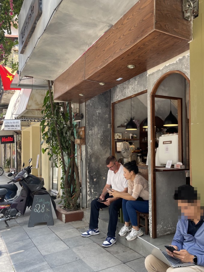 Tiệm cà phê trên phố Trần Quốc Toản đẩy mạnh bán mang đi bằng việc đồng giá mọi mặt hàng, hôm 5/5. Ảnh: Quỳnh Dương