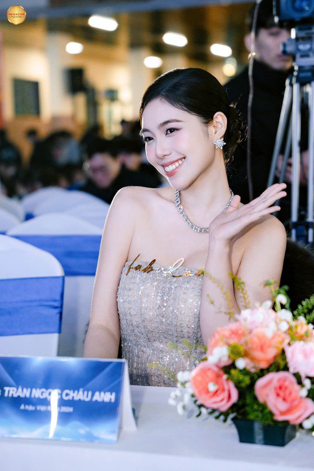 Á hậu Châu Anh.
