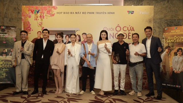 Đoàn làm phim Dưới ô cửa sáng đèn. Ảnh VTV
