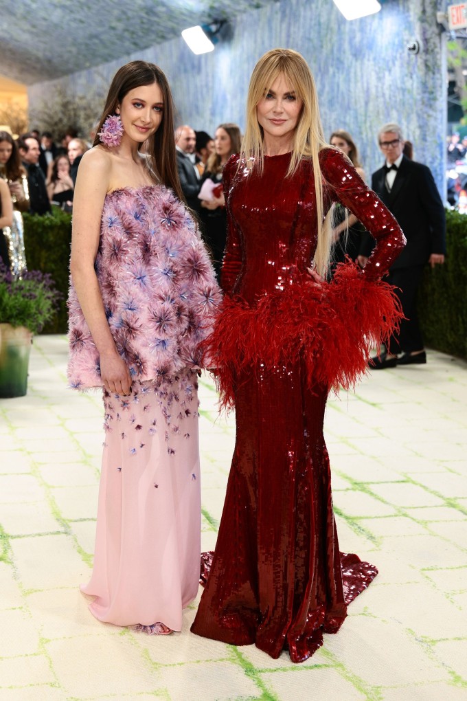 Nicole Kidman xuất hiện nổi bật trong thiết kế đính sequin đỏ rực, khoe vóc dáng thanh mảnh ở tuổi 58 khi sánh đôi cùng con gái tại thảm đỏ. Met Gala 2026. Ảnh: Vogue