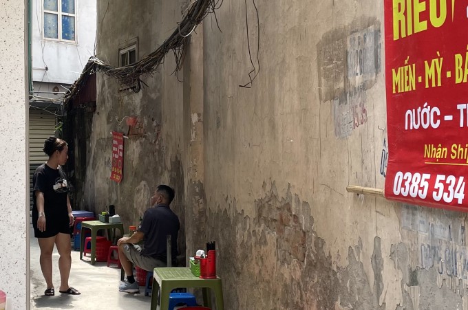 Quán bún riêu của bà Hạnh đã chuyển từ vỉa hè vào ngõ tại phố Hàng Cháo, phường Ô Chợ Dừa, ngày 5/5. Ảnh: Quỳnh Dương