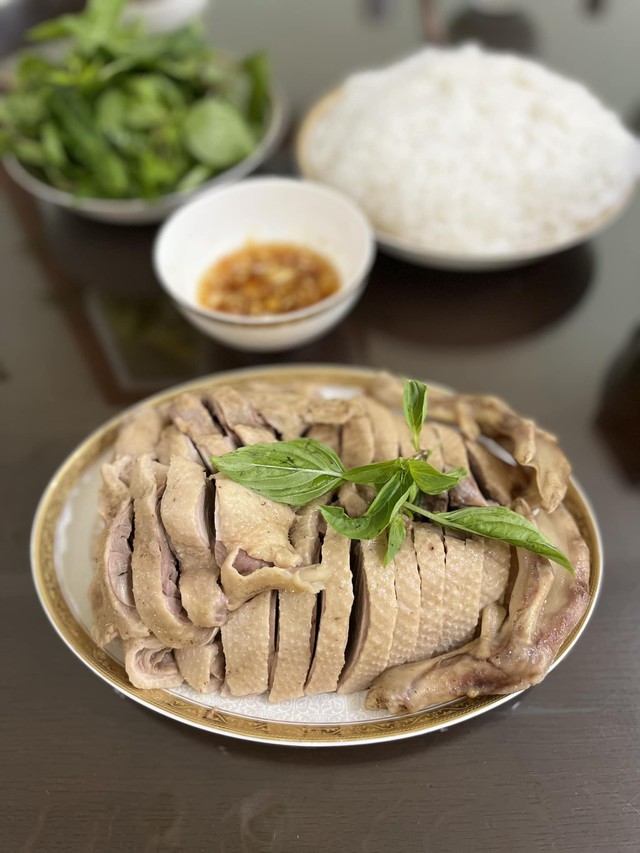 Thịt vịt luộc thơm mềm, ngọt thịt cho cả nhà thưởng thức trong mâm cơm ngày hè. Ảnh HM