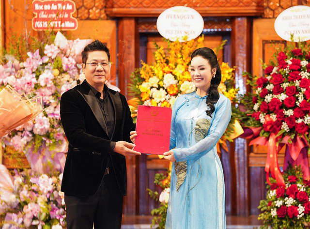 Dịp cuối năm ngoái, Học viện Âm nhạc Quốc gia Việt Nam tổ chức Lễ công bố Quyết định bổ nhiệm chức danh Phó Giáo sư với Tiến sĩ/NSƯT Tân Nhàn - giảng viên chính khoa Thanh nhạc của trường. Đây là dấu mốc quan trọng trong sự nghiệp của nghệ sĩ Tân Nhàn, khiến cô trở thành 1 trong 3 PGS hiếm hoi của lĩnh vực thanh nhạc.
