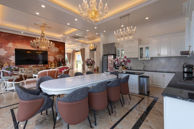 Gian bếp được trang bị đầy đủ tiện nghi với bàn ăn 10 ghế, là địa điểm lý tưởng để tổ chức những bữa tiệc bên gia đình, bạn bè.