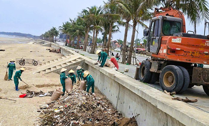 Chính quyền xã Hoằng Tiến huy động lực lượng ra dọn rác ở bãi biển Hải Tiến sau khi báo chí phản ánh