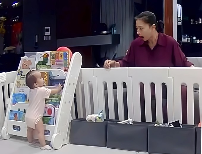Ngô Thanh Vân ngỡ ngàng khi thấy con gái 9 tháng tuổi tự đứng.