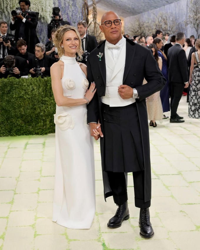Vợ chồng The Rock sánh đôi lên thảm đỏ Met Gala. Ảnh: Instagram
