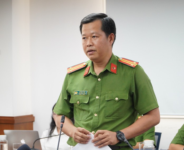 Trung tá Hồ Đức Thiện cung cấp thông tin tại buổi họp báo