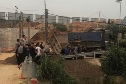 Xe tải đổ nghiêng đè bé trai 7 tuổi tử vong