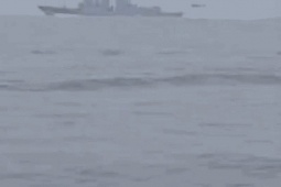 IRGC công bố video xuồng quân sự Iran theo dõi tàu chiến Mỹ