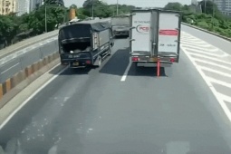 Video khoảnh khắc ô tô con bị đâm ‘bẹp dúm’ sau tai nạn liên hoàn ở Hà Nội